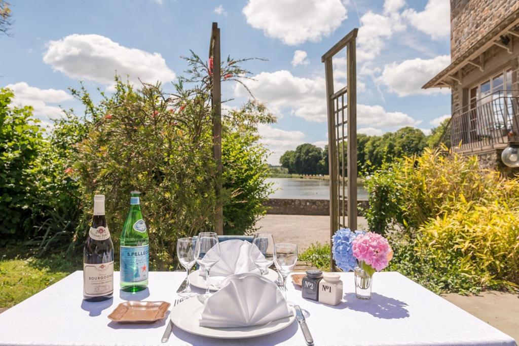 Hotel Restaurant Du Lac Combourg Exterior foto