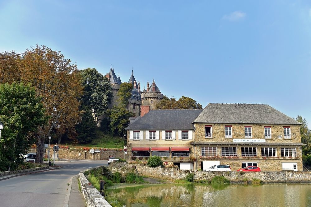 Hotel Restaurant Du Lac Combourg Exterior foto